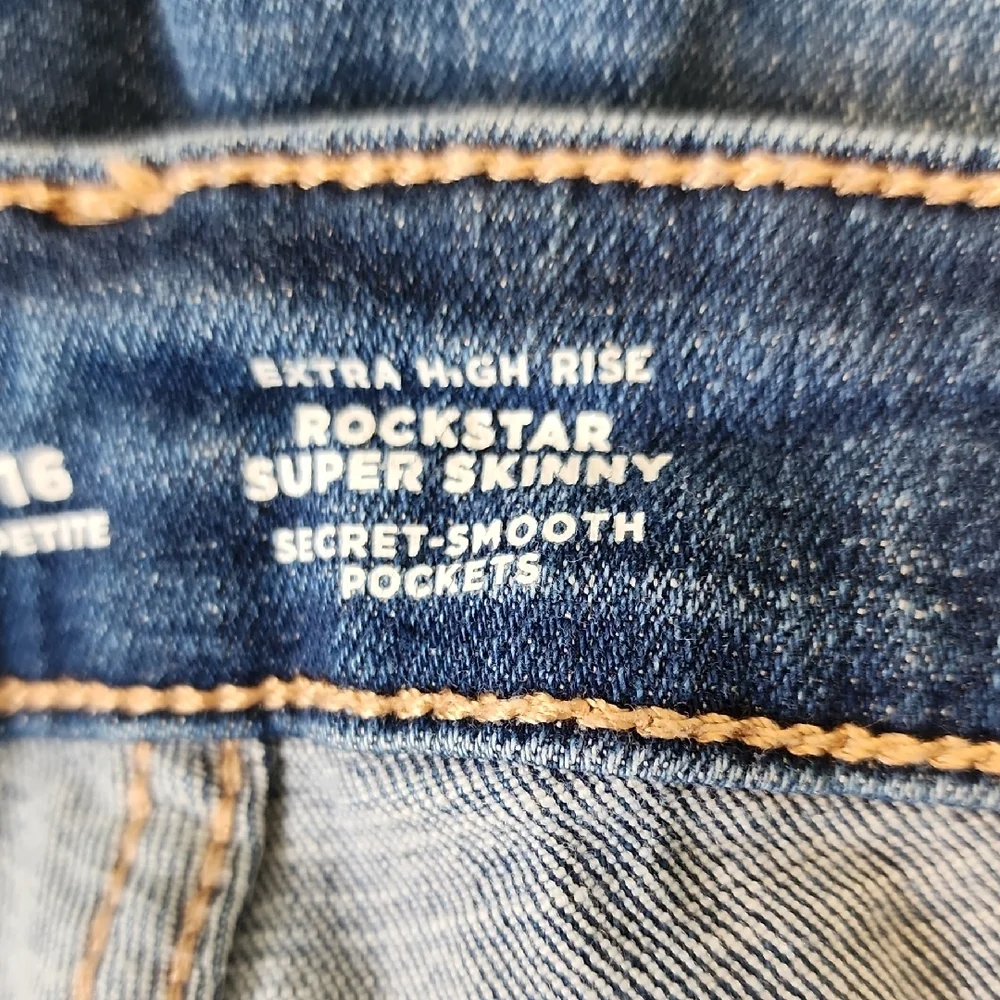 Old Navy Distressed Cropped Jeans in Dark Blue - Picture 12 of 13